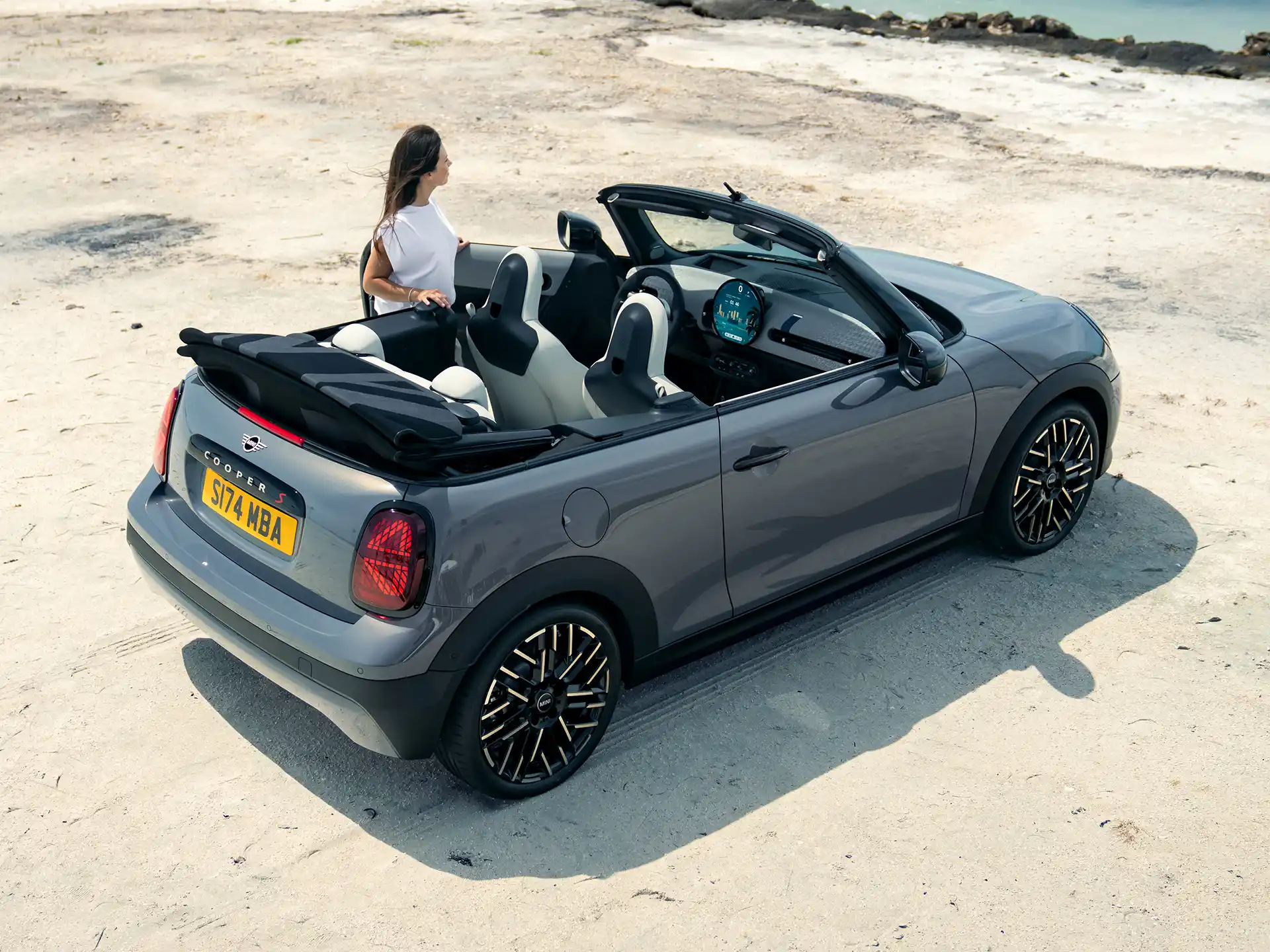 MINI Cooper Cabrio – Un espace ouvert à la vie.