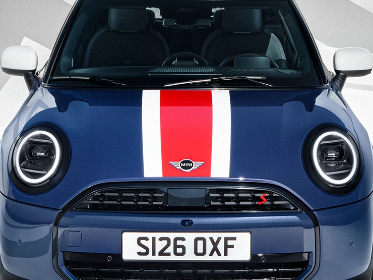 Vue détaillée du graphisme du capot de la MINI Cooper Oxford Edition