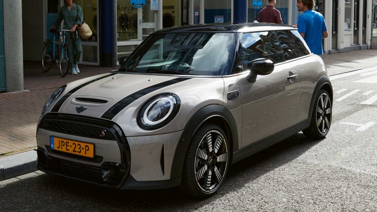 MINI 3-Türer – Frontansicht blau und weiß – Modellvergleich