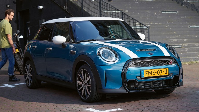 MINI 5-Türer – Front, blau und weiß – Modellvergleich