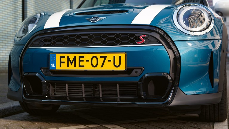 MINI Hatch 5 portes – bleu et blanc – pare-chocs et calandre
