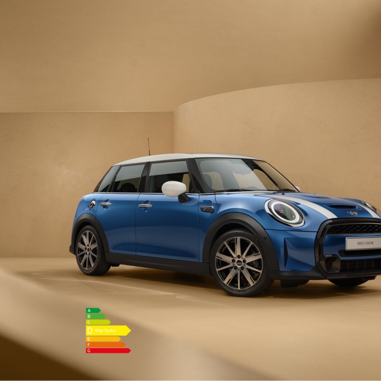 MINI Hatch 5 portes – vue de trois quarts avant - bleu et blanc MINI Hatch 5 portes – vue de trois quarts avant - bleu et blanc