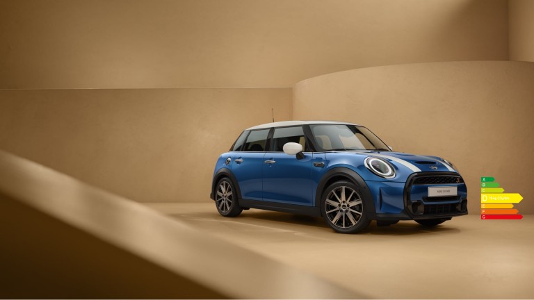 MINI Hatch 5 portes – vue de trois quarts avant - bleu et blanc MINI Hatch 5 portes – vue de trois quarts avant - bleu et blanc