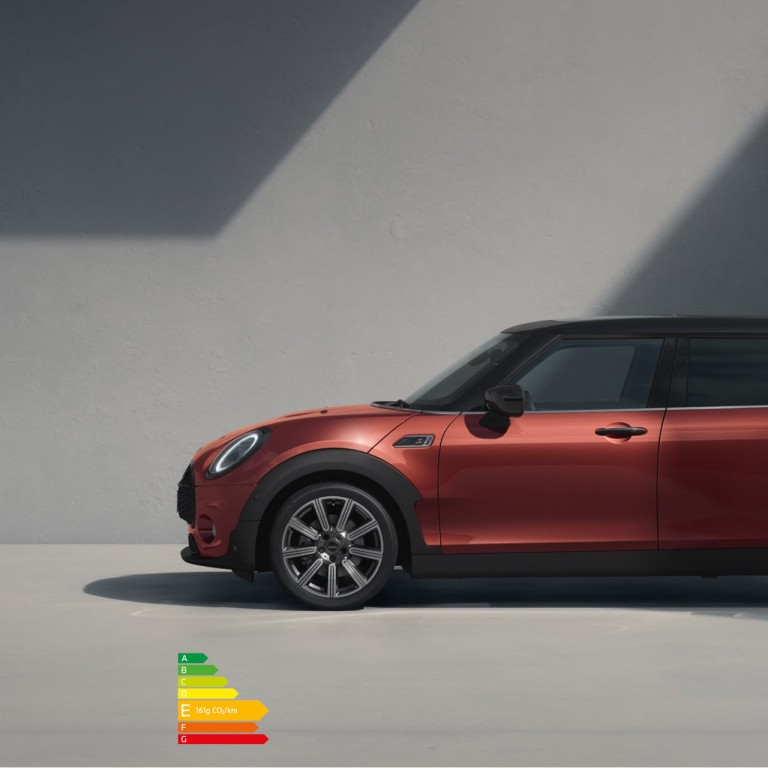 MINI Clubman – vue latérale – rouge et noir