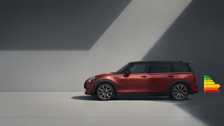 MINI Clubman – vue latérale – rouge et noir