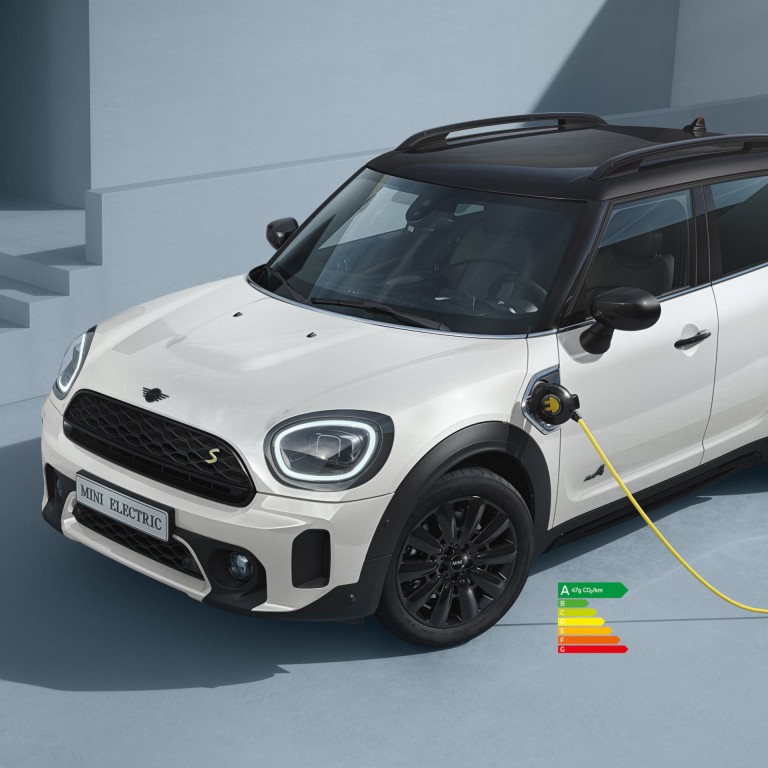 MINI Countryman Hybride – vue latérale – argent et jaune