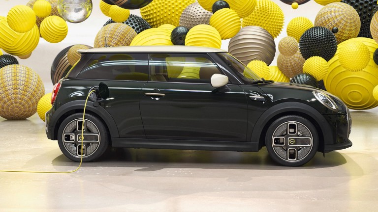 MINI Electric – MINI Cooper Electric  – Rebel Green